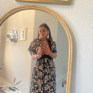 Beautiful dress! Lace detail around V neck and arms. Flowy and light weight.